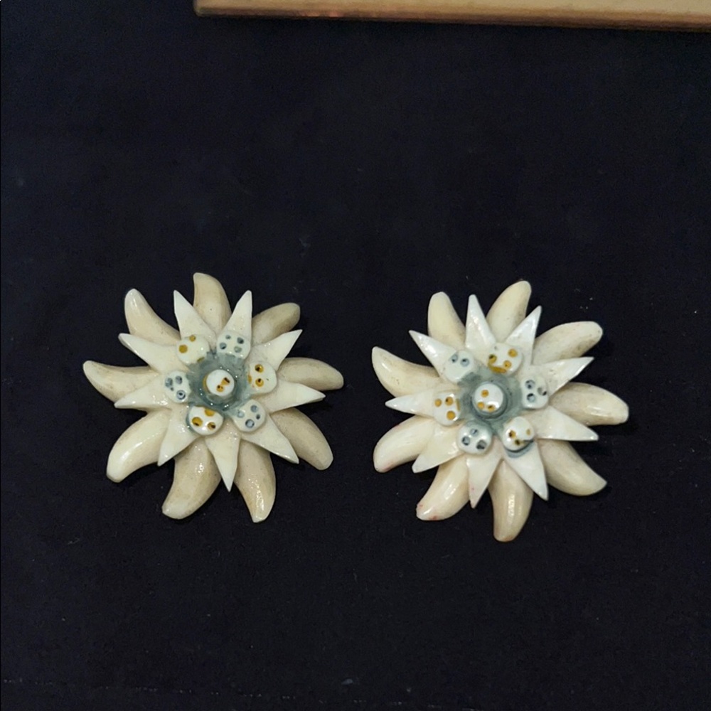 Vintage carved Edelweiss Elegant Floral Earrings in Cream and Gray
